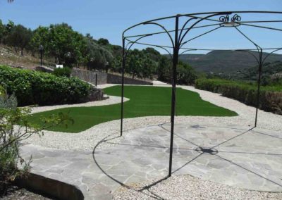 Prato in erba sintetica in una villa ad Alghero