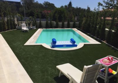 Prato erba sintetica installazione bordo piscina