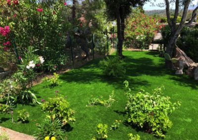 Prato in erba sintetica in un giardino di Costa Corallina, Porto San Paolo